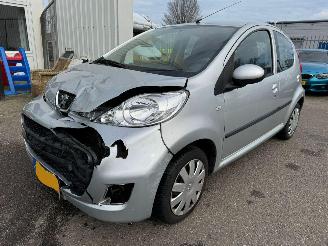 Damaged car Peugeot 107 1.0-12V XS 2010/11