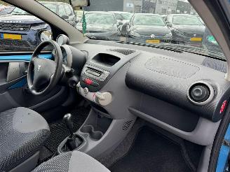 Peugeot 107 1.0-12V XS picture 11