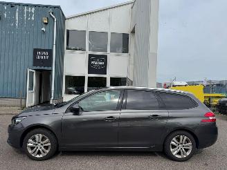 Peugeot 308 SW 1.2 PureTech Blue Lease Executive picture 2