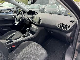 Peugeot 308 SW 1.2 PureTech Blue Lease Executive picture 16