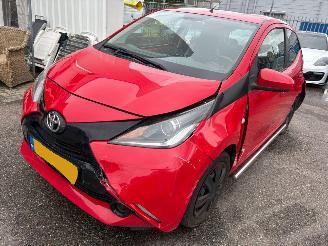 Coche accidentado Toyota Aygo 1.0 VVT-i x-play 2014/10