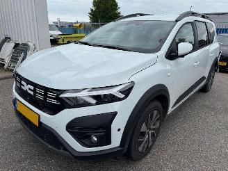 krockskadad bil auto Dacia Jogger 1.6 AUTOMAAT Hybrid 140 Expression 7p. 2025/10