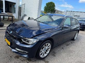 Vaurioauto  passenger cars BMW 3-serie 320i AUTOMAAT Executive Sport 2013/5