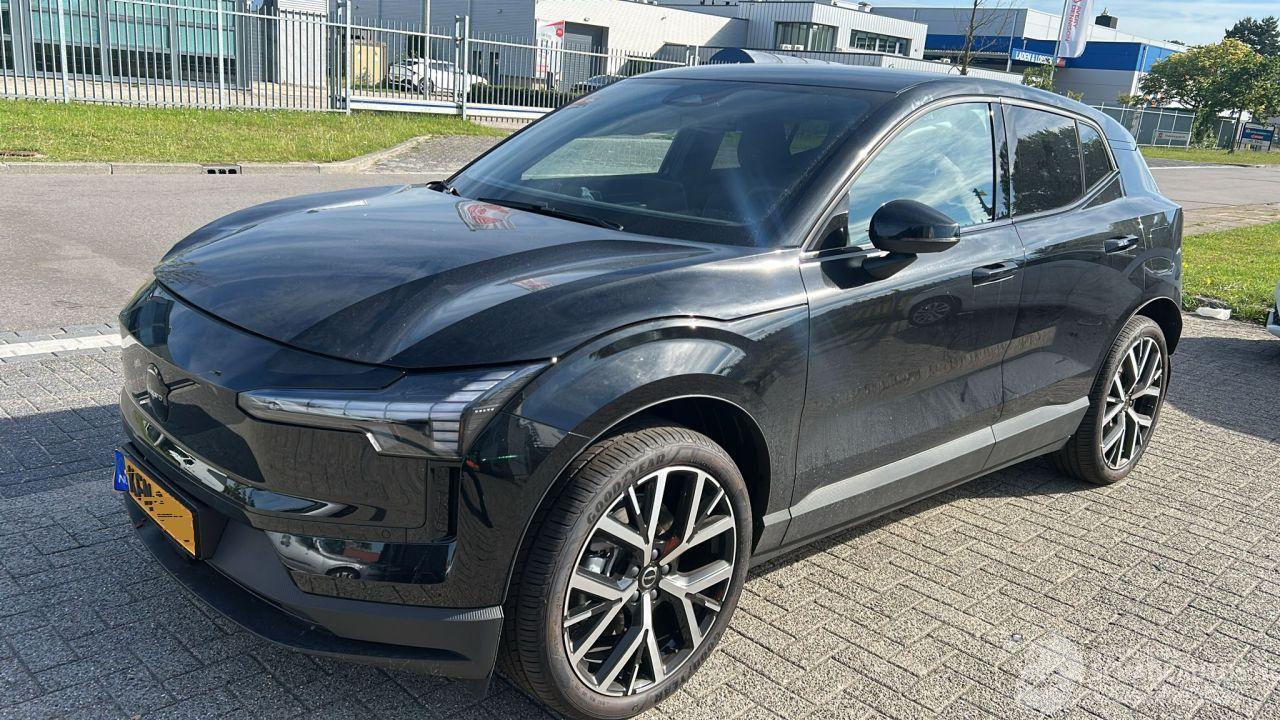 Volvo EX30 Single motor ext Range plus Black edition 69 kWh 200 KW 272 PK