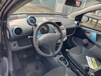 Peugeot 107 1.0-12V Urban Move picture 10
