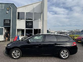 Unfallwagen Peugeot 308 1.2 PureTech Blue Lease Executive 2018/7