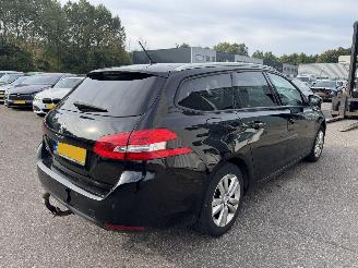 Peugeot 308 1.2 PureTech Blue Lease Executive picture 4