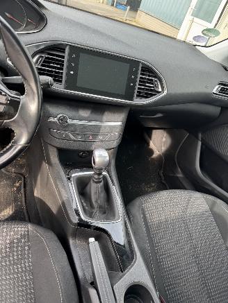 Peugeot 308 1.2 PureTech Blue Lease Executive picture 12