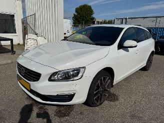 uszkodzony samochody osobowe Volvo V-60 2.0 D4 Polar+ Dynamic 2017/9