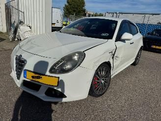Vaurioauto  passenger cars Alfa Romeo Giulietta Giulietta 1.4 T Distinctive 2011/1