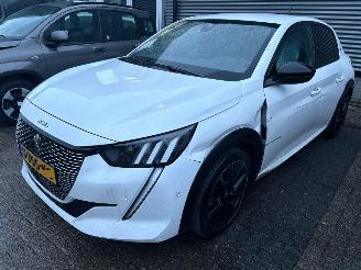 krockskadad bil auto Peugeot e-208 EV GT 350 50 kWh 2023/5