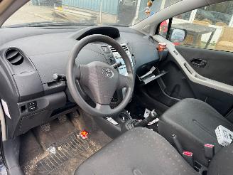 Toyota Yaris 1.0 VVTi Spirit picture 8