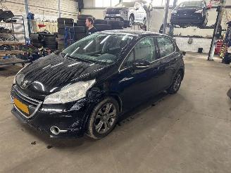 Vaurioauto  passenger cars Peugeot 208 1.6 e-hdi 2014/2