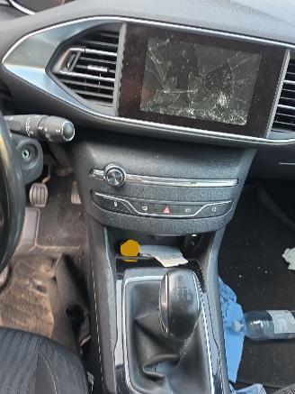 Peugeot 308 1.2 picture 13