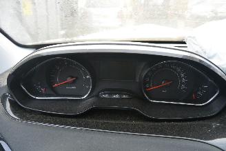 Peugeot 208  picture 7
