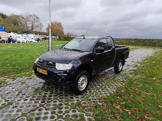 skadebil bedrijf Mitsubishi L-200 L200 4X4 AIRCO 2015/9
