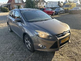 damaged passenger cars Ford Focus 1.0 ECOBOOST TITANIUM 2013/10