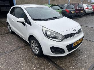 Schadeauto Kia Rio 1.2 CVVT PLUS PACK 2013/4