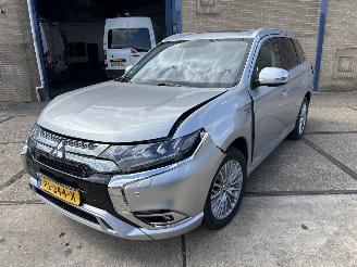 Unfallwagen Mitsubishi Outlander 2.4 PHEV INTENSE + 2019/2