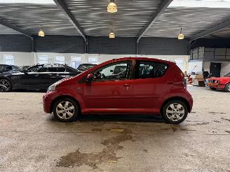 Toyota  1.0-12V Aspiration Red 93.000 NAP! picture 2