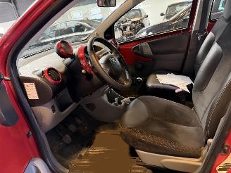 Toyota  1.0-12V Aspiration Red 93.000 NAP! picture 14