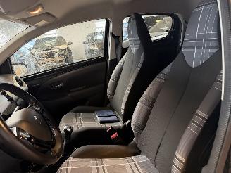 Peugeot 108 1.0 e-VTi Allure picture 18