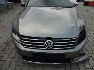 Salvage car Volkswagen Passat VOLKSWAGEN PASSAT SE BLUEMOTION TECH 2012/7