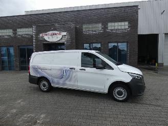damaged commercial vehicles Mercedes Vito 114 CDI Lang automaat 2021/10