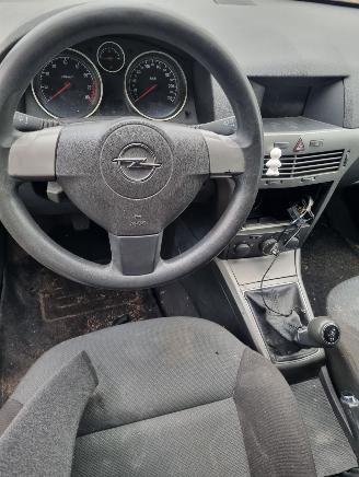 Opel Astra (L48) Hatchback 5-drs 1.6 16V Twinport (Z16XEP(Euro 4)) [77kW] 5-BAK picture 5