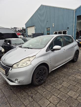 Peugeot 208 I (CA/CC/CK/CL) Hatchback 1.2 Vti 12V PureTech 82 (EB2F(HMZ)) [60kW][82PK] picture 3