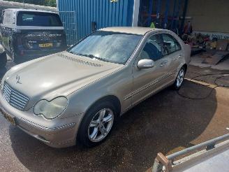 Vaurioauto  passenger cars Mercedes C-klasse C (W203) Sedan 2.0 C-180 16V 2002/1