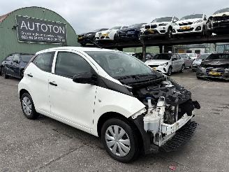 damaged passenger cars Toyota Aygo 1.0 VVT-I 53KW X 5-Drs Apple Carplay NAP 2019/8