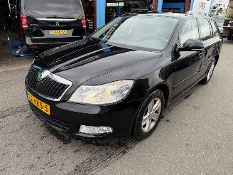 krockskadad bil auto Skoda Octavia 1.2 TSI 77KW DSG Navi Clima Business Line NAP 2011/6
