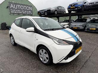 Coche accidentado Toyota Aygo 1.0 VVT-I 51KW X-Play Led Airco 5-Drs Camera NAP 2015/6