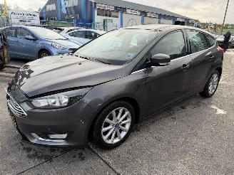 Voiture accidenté Ford Focus 1.0 92KW Clima Navi Camera Keyless Titanium 2016/4