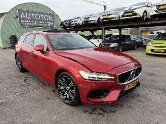 Schadeauto Volvo V-60 2.0 T8 223KW Twin Engine AWD Pano Clima Navi Led Xenon HUD 2020/4