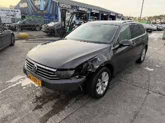 krockskadad bil auto Volkswagen Passat 1.6 TDI 88KW DSG Clima Navi Comfortline 2018/1