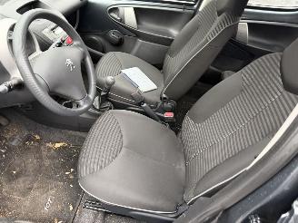 Peugeot 107 1.0 50KW Active Airco Led 5-Drs NAP picture 6