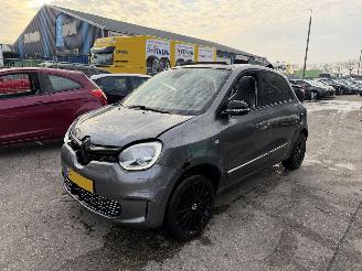 Damaged car Renault Twingo 22 kWh 60KW R80 E-Tech Serie Limitee Urban Night Cabrio Clima Navi Led 2023/6