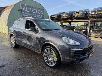 damaged passenger cars Porsche Cayenne 3.0 S 245KW E-Hybrid Autom. Pano Clima Navi Led NAP 2015/12