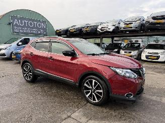 skadebil auto Nissan Qashqai 1.2 85KW Pano Clima Navi Premier Edition Led 360view 2014/8