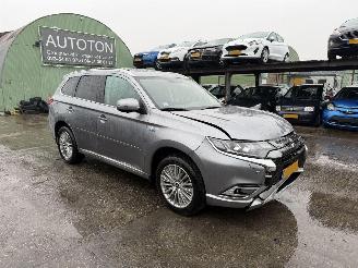damaged passenger cars Mitsubishi Outlander 2.4 PHEV 99KW Autom. Clima Navi Led Schuifdak Intense+ NAP 2020/11