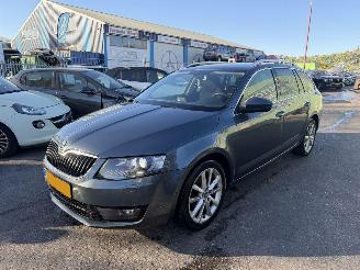 Schadeauto Skoda Octavia 1.6 TDI 77KW DSG Clima Navi Led Xenon Businessline Elegance 2014/12
