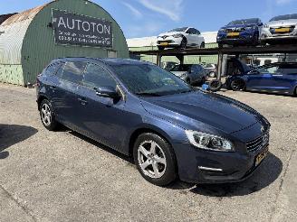 Unfallwagen Volvo V-60 1.6 D2 Autom. 84KW Clima Navi Leer Led R-Design 2014/10