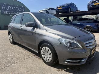 Vaurioauto  passenger cars Mercedes B-klasse 180 90KW Clima Navi Led Ambition NAP 2012/3