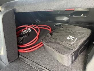 Peugeot e-2008 50 kWh 100KW Allure Pack Clima Navi Led picture 17