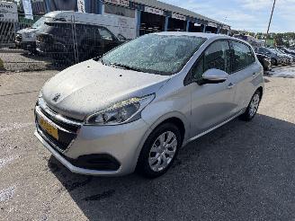Auto incidentate Peugeot 208 1.2 60KW Active Navi Airco 5-Drs 2016/5