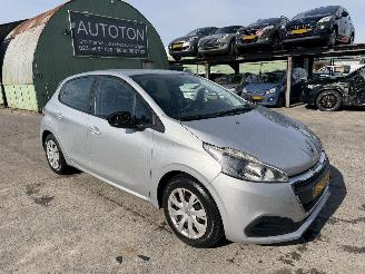 Vaurioauto  passenger cars Peugeot 208 1.2 60KW Active Navi Airco 5-Drs 2016/5
