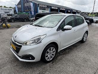 Damaged car Peugeot 208 1.2 60KW Blue Lion Navi Airco Led 5-Drs 2018/1