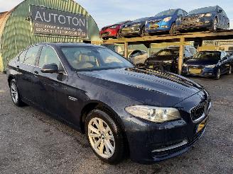 Unfallwagen BMW 5-serie 520i 135KW Clima Navi Hud Led Xenon High Executive NAP 2015/9